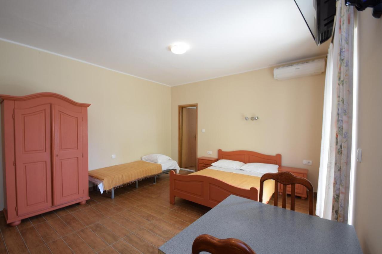 Apartments Nina Starigrad Paklenica Eksteriør billede